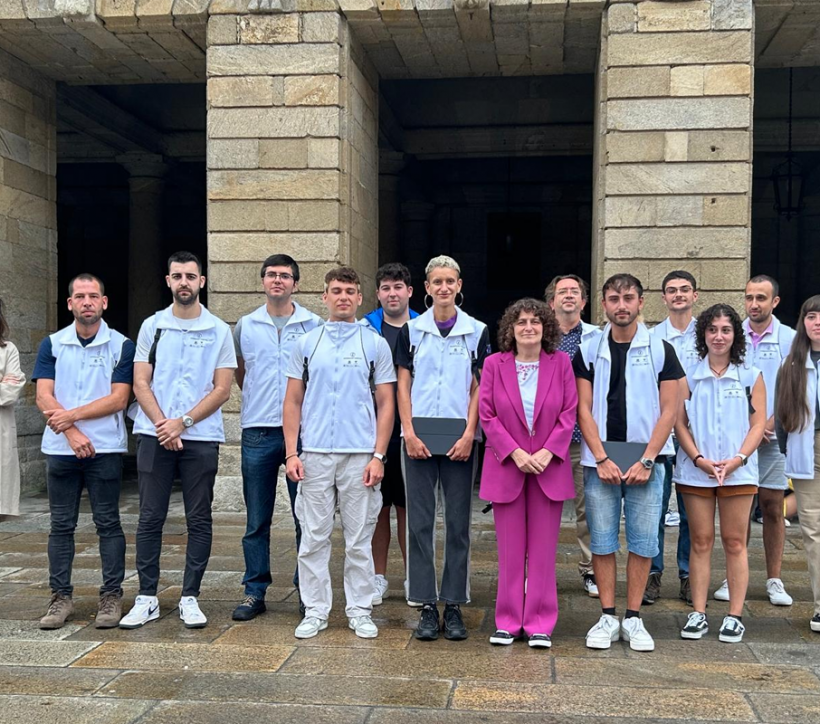 Alcaldesa co equipo de informadores/as da campaña