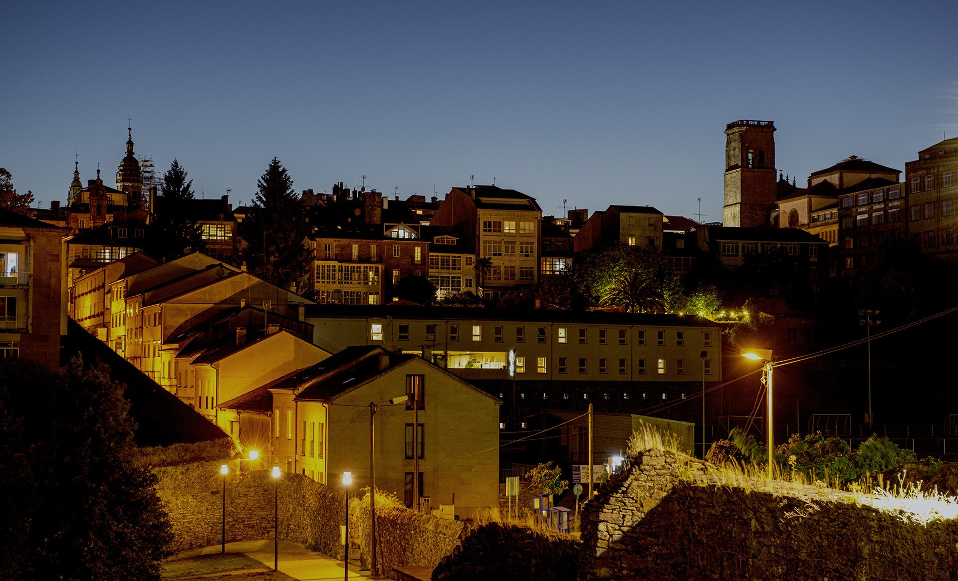 Vista xeral noite Santiago